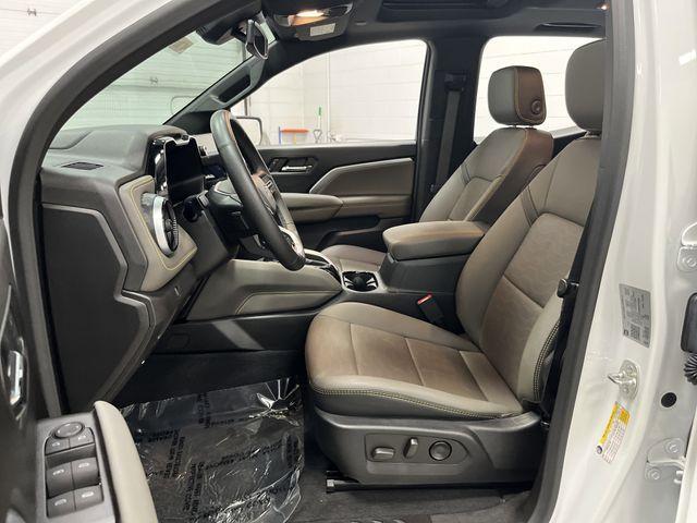 Photo of 2024 Summit White Chevrolet Colorado