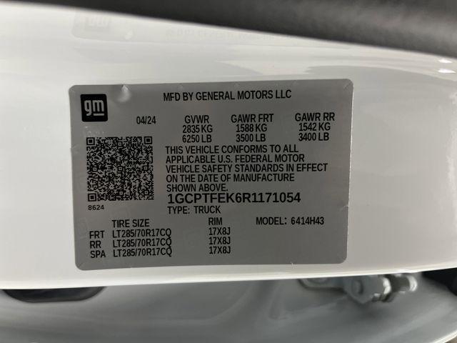 Photo of 2024 Summit White Chevrolet Colorado