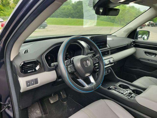 Photo of 2023 Obsidian Blue Pearl Honda Pilot