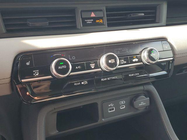 Photo of 2023 Lunar Silver Metallic Honda Pilot