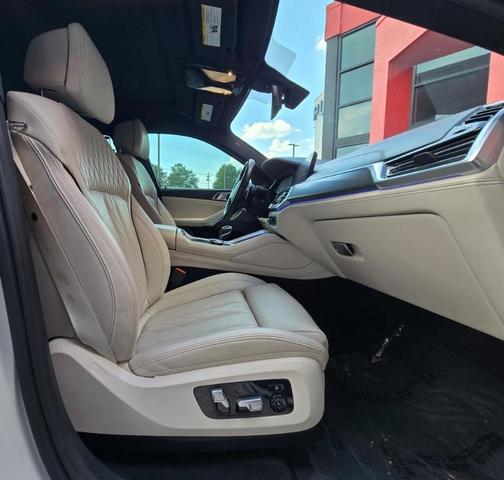 Photo of 2020 Mineral White Metallic BMW X6