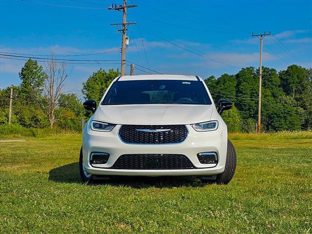 Photo of 2026 Bright White Clearcoat Chrysler Pacifica