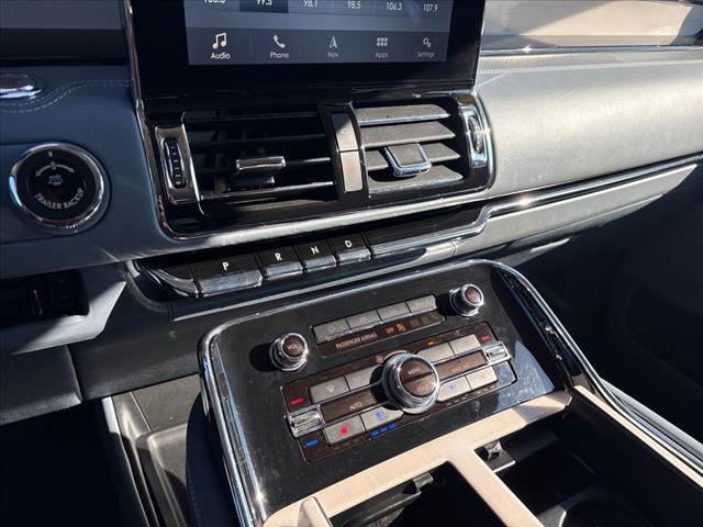 Photo of 2018 White Platinum Metallic Tri-Coat Lincoln Navigator