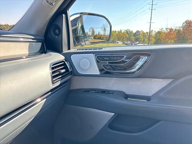 Photo of 2018 White Platinum Metallic Tri-Coat Lincoln Navigator