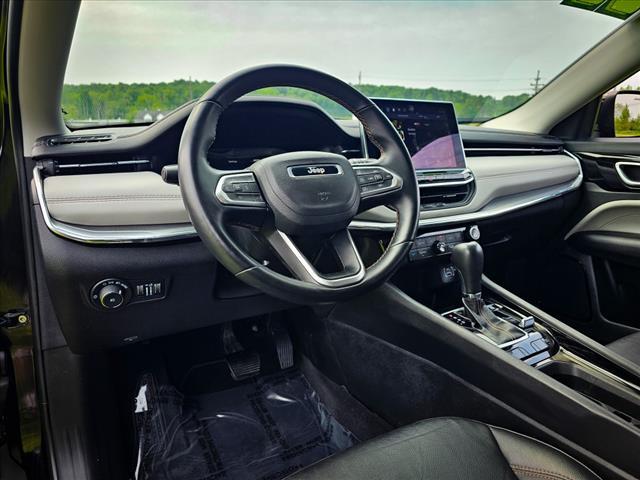 Photo of 2022 Diamond Black Crystal Pearlcoat Jeep Compass
