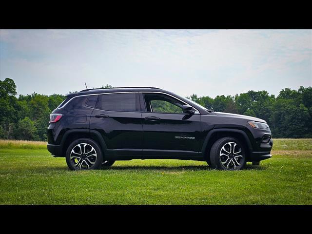 Photo of 2022 Diamond Black Crystal Pearlcoat Jeep Compass