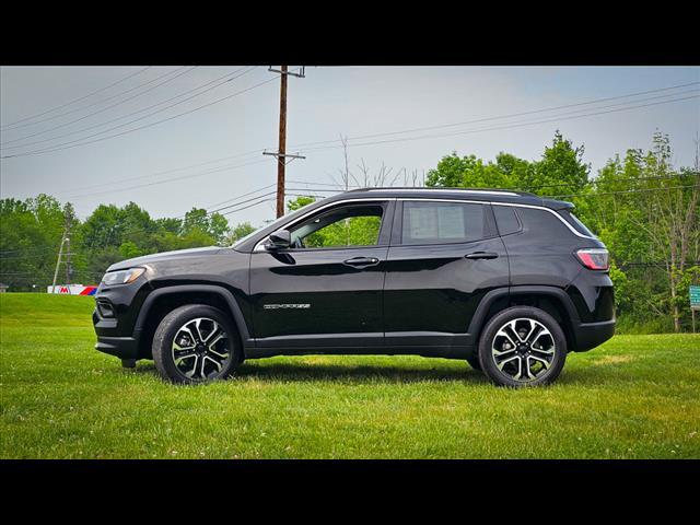 Photo of 2022 Diamond Black Crystal Pearlcoat Jeep Compass