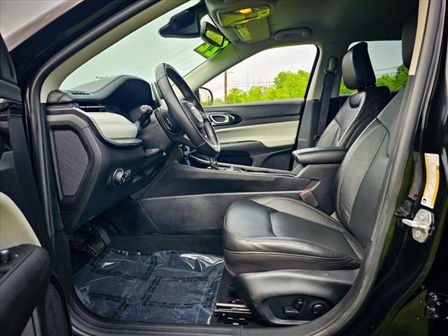 Photo of 2022 Diamond Black Crystal Pearlcoat Jeep Compass
