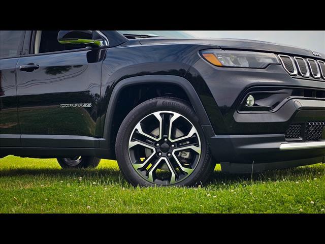 Photo of 2022 Diamond Black Crystal Pearlcoat Jeep Compass