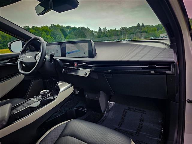 Photo of 2023 Snow White Pearl Kia EV6