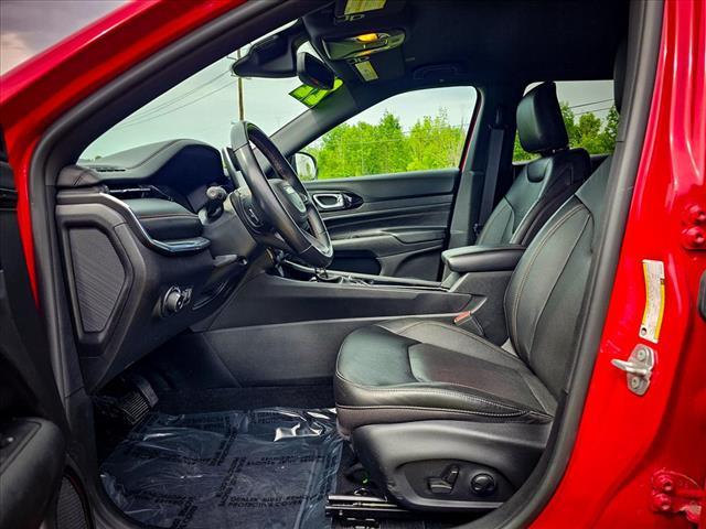 Photo of 2022 Redline Pearlcoat Jeep Compass