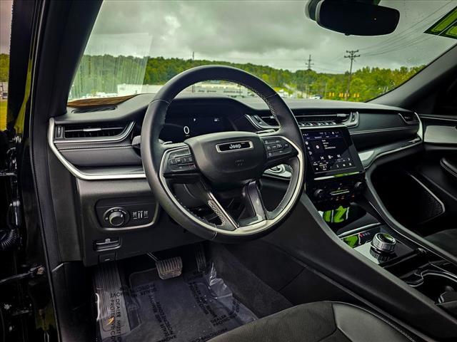 Photo of 2021 Diamond Black Crystal Pearlcoat Jeep Grand Cherokee L