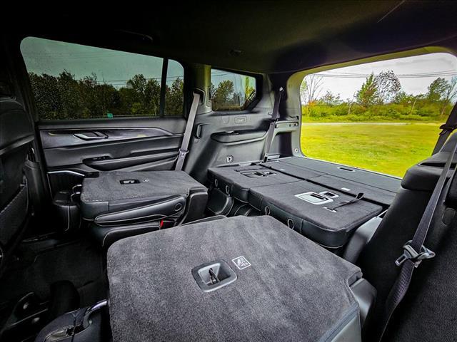 Photo of 2021 Diamond Black Crystal Pearlcoat Jeep Grand Cherokee L