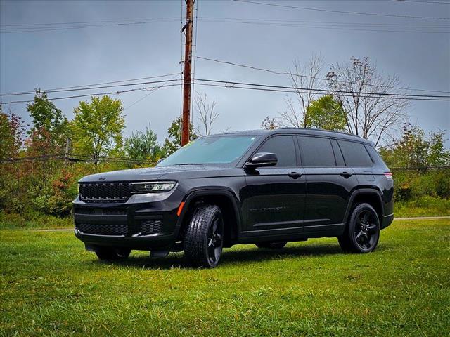 Photo of 2021 Diamond Black Crystal Pearlcoat Jeep Grand Cherokee L