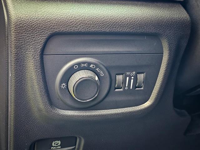 Photo of 2021 Diamond Black Crystal Pearlcoat Jeep Grand Cherokee L