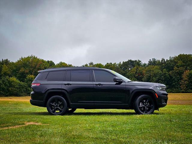 Photo of 2021 Diamond Black Crystal Pearlcoat Jeep Grand Cherokee L