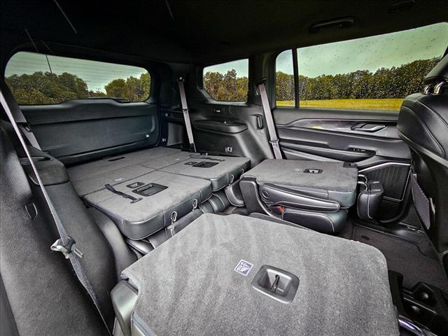 Photo of 2021 Diamond Black Crystal Pearlcoat Jeep Grand Cherokee L