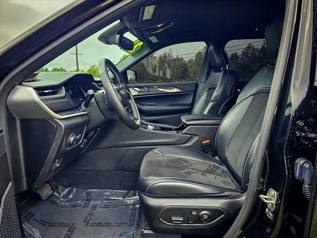 Photo of 2021 Diamond Black Crystal Pearlcoat Jeep Grand Cherokee L
