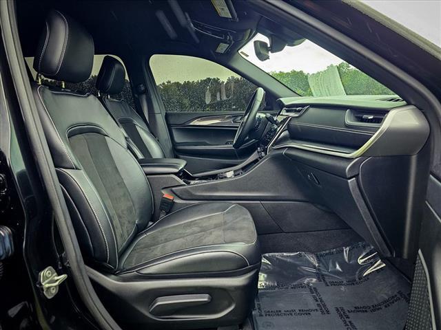 Photo of 2021 Diamond Black Crystal Pearlcoat Jeep Grand Cherokee L