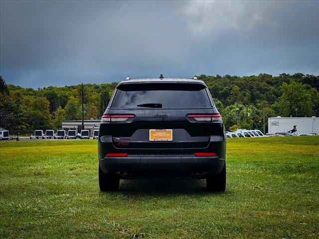Photo of 2021 Diamond Black Crystal Pearlcoat Jeep Grand Cherokee L