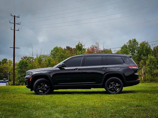 Photo of 2021 Diamond Black Crystal Pearlcoat Jeep Grand Cherokee L