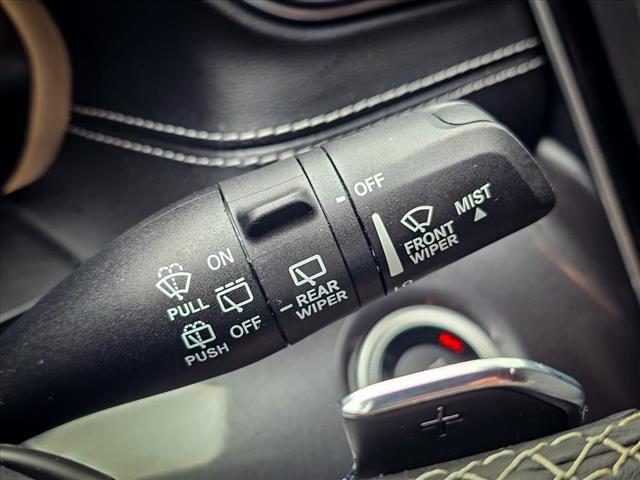 Photo of 2021 Diamond Black Crystal Pearlcoat Jeep Grand Cherokee L