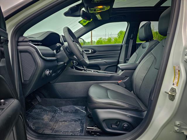 Photo of 2023 Bright White Clearcoat Jeep Compass