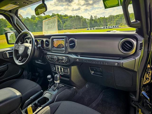Photo of 2022 Black Clearcoat Jeep Wrangler