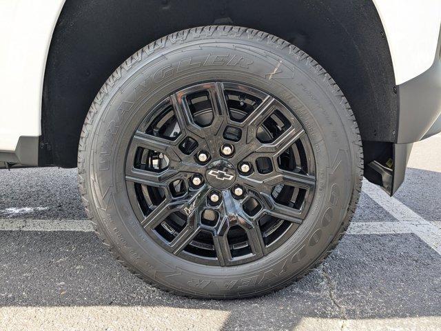Photo of 2025 Summit White Chevrolet Colorado