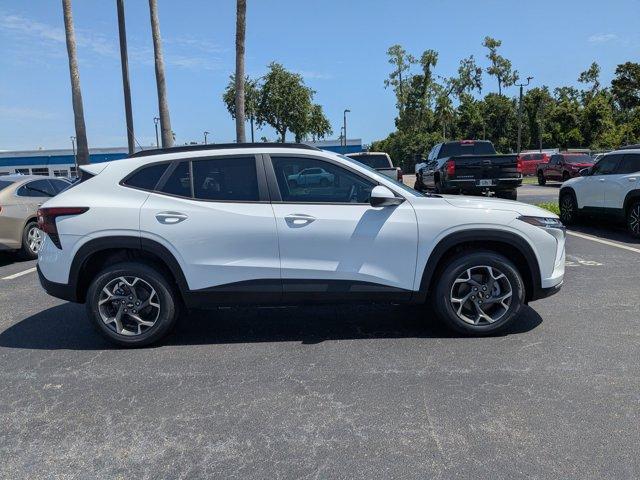 Photo of 2025 Summit White Chevrolet Trax
