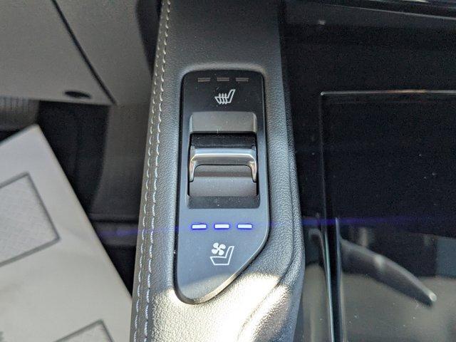 Photo of 2024 Glacial White Pearl Kia Telluride