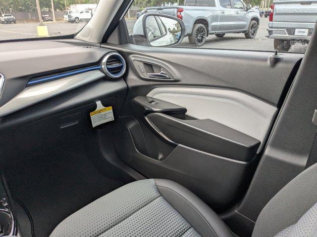 Photo of 2025 Summit White Chevrolet Trax