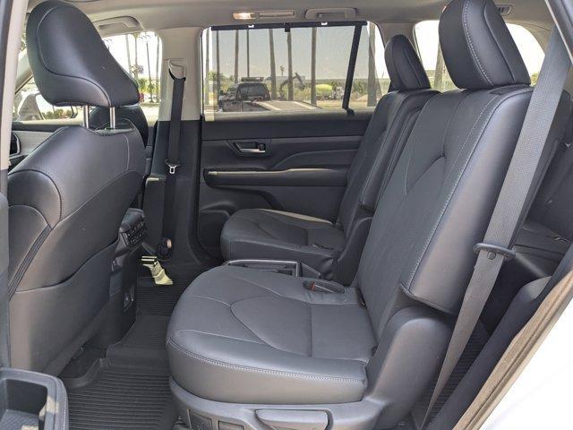Photo of 2024 White Toyota Grand Highlander