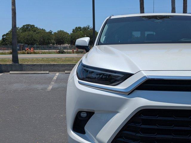 Photo of 2024 White Toyota Grand Highlander