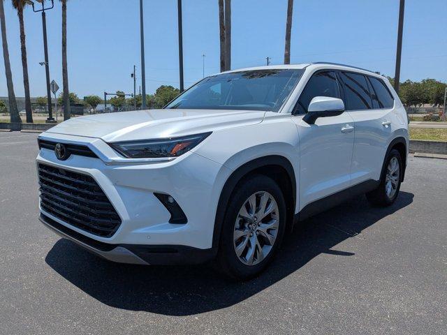 Photo of 2024 White Toyota Grand Highlander