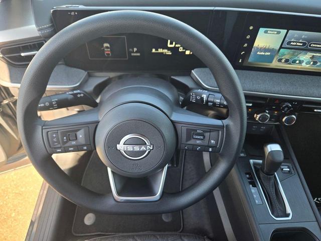 Photo of 2025 Gun Metallic/Super Black Nissan Kicks