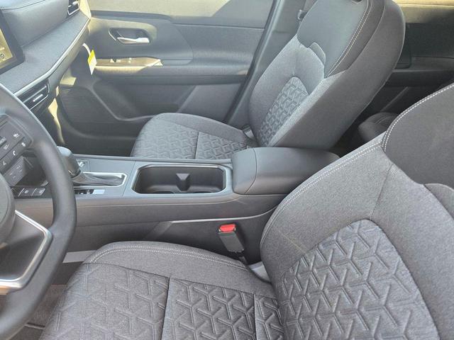 Photo of 2025 Gun Metallic/Super Black Nissan Kicks