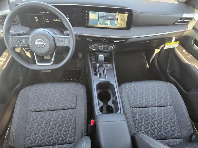 Photo of 2025 Gun Metallic/Super Black Nissan Kicks