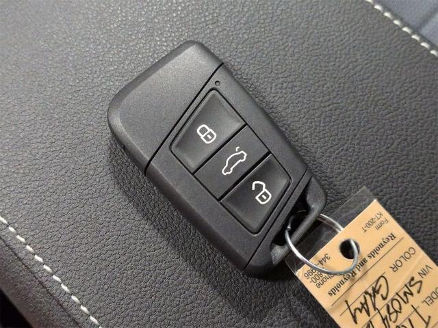 Photo of 2025 Platinum Gray Metallic Volkswagen Taos