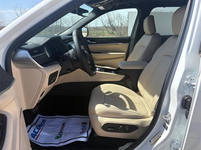 Photo of 2025 Bright White Clearcoat Jeep Grand Cherokee L