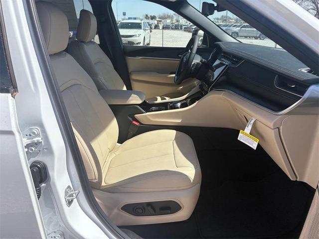 Photo of 2025 Bright White Clearcoat Jeep Grand Cherokee L
