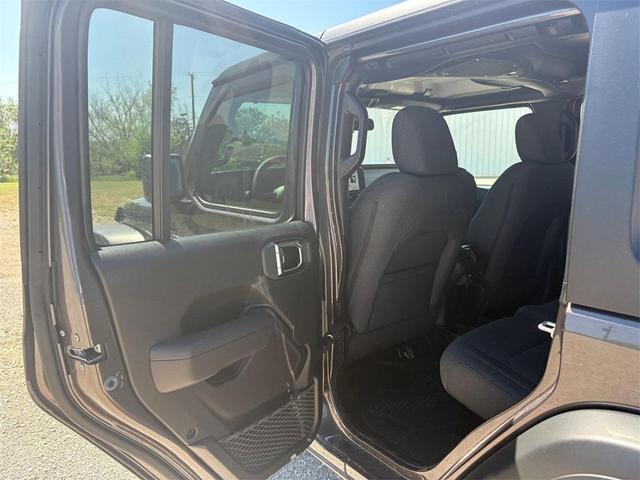Photo of 2025 Granite Crystal Clearcoat Metallic Jeep Wrangler