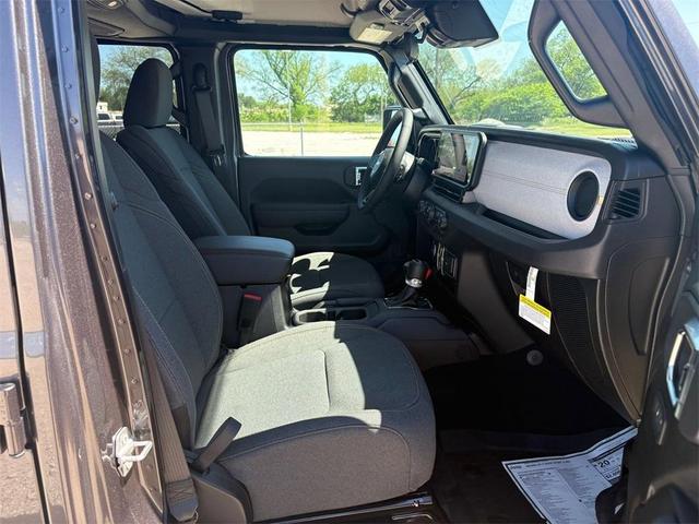 Photo of 2025 Granite Crystal Clearcoat Metallic Jeep Wrangler