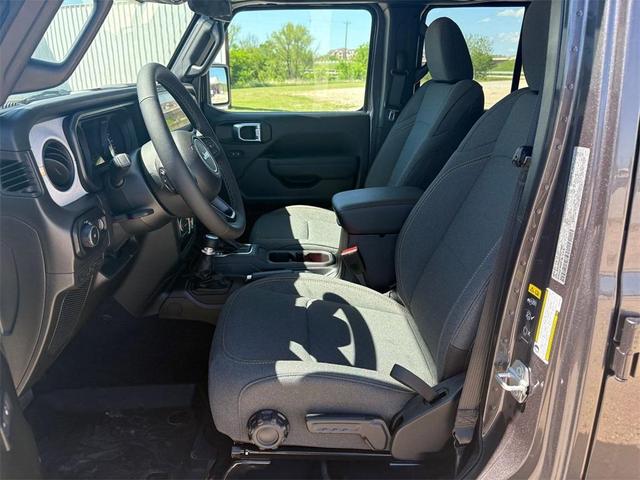 Photo of 2025 Granite Crystal Clearcoat Metallic Jeep Wrangler