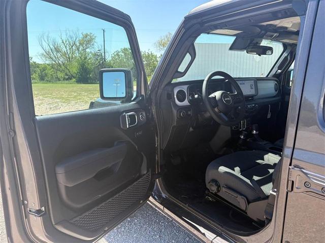 Photo of 2025 Granite Crystal Clearcoat Metallic Jeep Wrangler