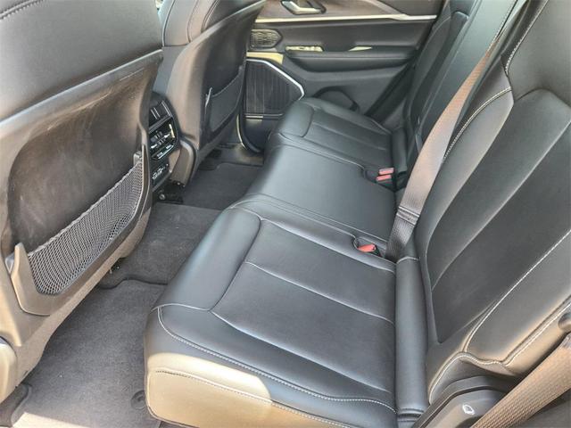Photo of 2022 Silver Zynith Jeep Grand Cherokee
