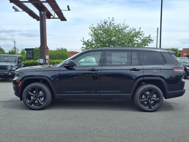 Photo of 2025 Diamond Black Crystal Pearlcoat Jeep Grand Cherokee