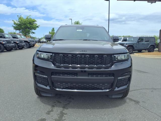 Photo of 2025 Diamond Black Crystal Pearlcoat Jeep Grand Cherokee