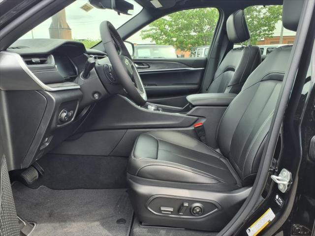 Photo of 2025 Diamond Black Crystal Pearlcoat Jeep Grand Cherokee