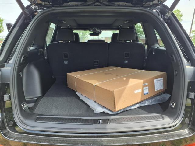 Photo of 2025 Diamond Black Crystal Pearlcoat Jeep Grand Cherokee